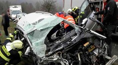 Auto plné teenagerů čelně vrazilo do náklaďáku! 5 zraněných