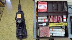 Letecký kanón i semtex. Češi nosí policistům i těžko uvěřitelné věci