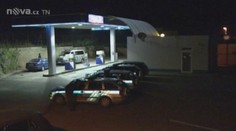 VIDEO z Českého Brodu: Střelba na vyděšenou obsluhu benzínky!