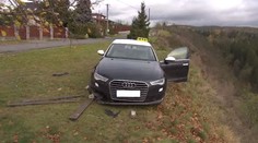 Taxikář za jízdy omdlel a zemřel! Klient unikl smrti, ale zadrželi ho