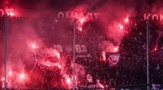 Derby věčných nepřátel se nedohrálo. Fanoušci trefili hráče dělobuchem