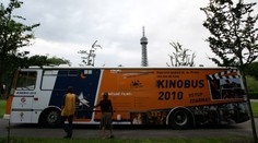 Vandal prořízl pražskému kinobusu plátno, do pátku nebude hrát