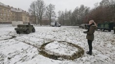 Robot i nákladní dron: Reportérka si zkusila top techniku Vojenské policie