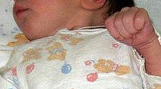 Roční chlapec spolkl baterku, vypálila mu díru do břicha