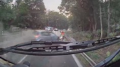 VIDEO: Nepochopitelný manévr. Zběsilý řidič málem smetl dva hasiče