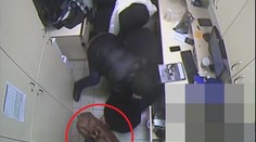 Lupiči přepadli fastfood, svázali ženu a vybrali trezor. Poznáte je?