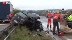 Smrtelná nehoda zablokovala dálnici. Auto vjelo pod kamion
