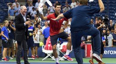Djokovič zase bavil diváky: Rozjel to s fanouškem přímo na kurtu!