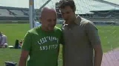 Video: Petr Čech bude dál chytat v helmě