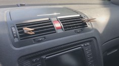 VIDEO: Lidé si začali do aut dávat kolíčky na prádlo. Důvod vás překvapí