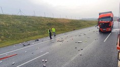 Kamion havaroval na D5, po dálnici se rozlilo pivo z plechovek
