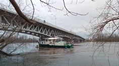 Velká voda v Litoměřicích utrhla molo i s lodí. Ta uvízla pod mostem
