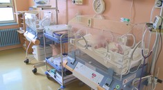 Nemocnice uzavírají části oddělení. Potřebují místo pro lidi s covidem