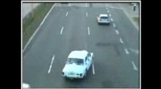 Nepozorný řidič málem zabil motorkáře