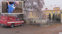 Školní šatny v plamenech: Hasiči evakuovali přibližně stovku dětí