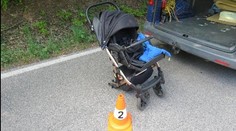 Mladý řidič srazil dvojici s miminkem. Dítě je ve vážném stavu