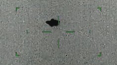 USA zveřejnily nové záběry UFO. Neznámý objekt na nich pronásleduje stíhačku