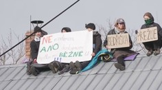 Lidé v Bedřišce brání domy vlastními těly. Vylezli na střechu a nechtějí slézt