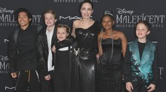Představitelka Lary Croft slaví 50. Angelinu Jolie ocenila i britská královna