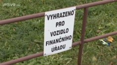 Žháři vyhrožují finančnímu úřadu. Pracovníkům hoří auta