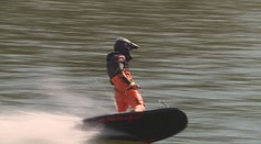 Místo motorek vodní hrátky. Závodníci se v Brně vyřádili