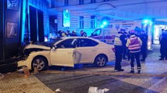 V centru Prahy vjelo auto do lidí. Pět zraněných, řidič dostal záchvat