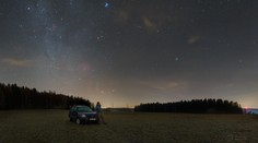 Vánoční kometa je vidět i očima, takhle ji najdete. HVĚZDNÁ MAPA
