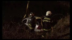 VIDEO: Řidič skončil i s autem v rybníce