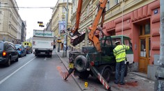 Muži opravovali lampu, z plošiny je smetl náklaďák