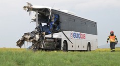 Tragická srážka autobusu a kamionu na Slovensku. Jeden mrtvý, přes 30 zraněných