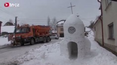 Sněhu je moc. Lidé z něj postavili Sfingu i kostel
