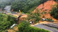 Sesuv půdy smetl auta na dálnici v Brazílii, 2 mrtví a desítky pohřešovaných