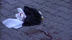Uklízečka myla okna a vypadla z druhého patra. Kousek od sídla KSČM