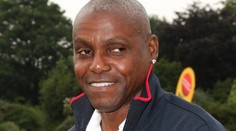 Legendární Carl Lewis je v Praze. Zná prý i české hokejisty