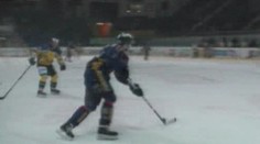 VIDEO: ŇOUMA! Při powerplay si dal legrační vlastní gól