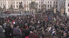 Rakev z Hradu vyprovodil potlesk a cinkot klíčů