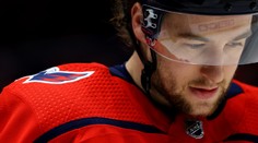 Hokejista Capitals pourážel na Instagramu své okolí, hrozí mu trest