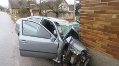 Řidič (28) u Náchoda sešrotoval auto o dům. Nepřežil!