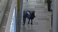 Známý recidivista kradl v drogerii. Při útěku srazil k zemi mladou ženu