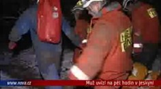 VIDEO: Muž uvízl na pět hodin v jeskyni
