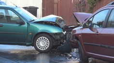 Čelní srážka po smyku, auto na hraně řeky! Ledovka hrozí i v dalších dnech