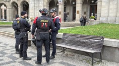 V okolí právnické fakulty v Praze zasahovala policie. Hledala ozbrojeného muže