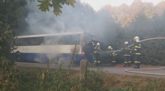 Požár autobusu na Pardubicku se snažil řidič uhasit marně