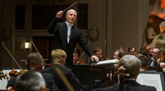 Bizarní koncert filharmonie. Roušky měli i hráči na flétny i lesní rohy