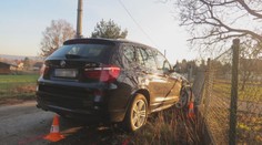 Řidička nezvládla jet rovně a skončila v plotě. Nadýchala 4,6 promile
