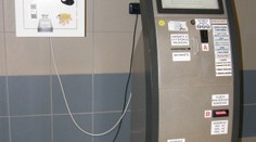 Zloděj VYRABOVAL deset nemocničních automatů na poplatky! Ukradl z nich STO TISÍC!