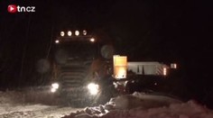 Sníh postrachem řidičů. Zapadlý tahač, nehoda dvou autobusů
