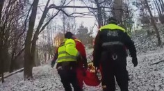 Ze zasněženého lesa se ozývalo volání o pomoc. Mladíkovi šlo o život