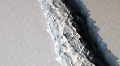 Z Antarktidy se odlomil obří ledovec. Prahu by spolkl 12krát