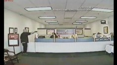 VIDEO: Bůh zachránil ženě život, lupič ji dojatě objal